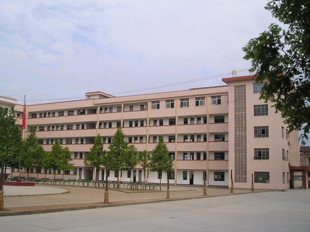 十堰市医药卫生学校校园环境 十堰市医药卫生学校校园环境